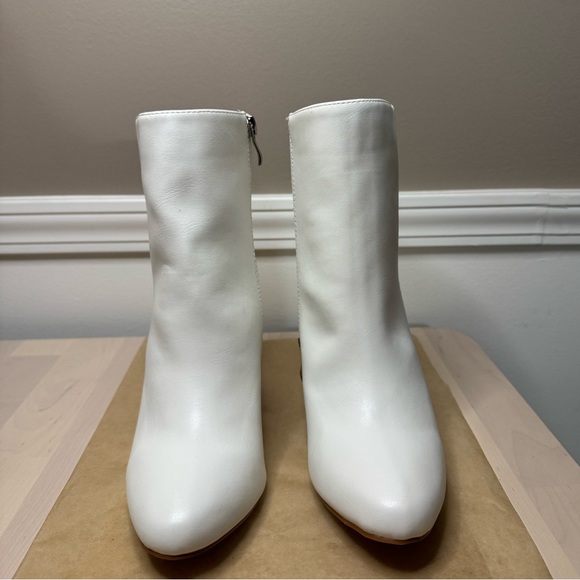 PrettyLittleThing Elegant White Ankle Boots - Picture 2 of 7